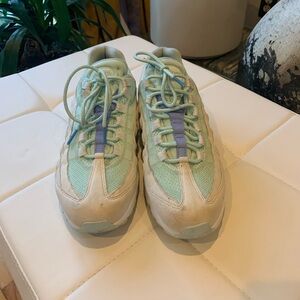 Nike Size 9 - image 1